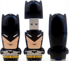 El USBat o Bati-USB, una memoria USB modificada para tener forma de Batman. Solo funciona en la Baticomputadora por el puerto único que requiere para conectarse, con forma de USB Batman.